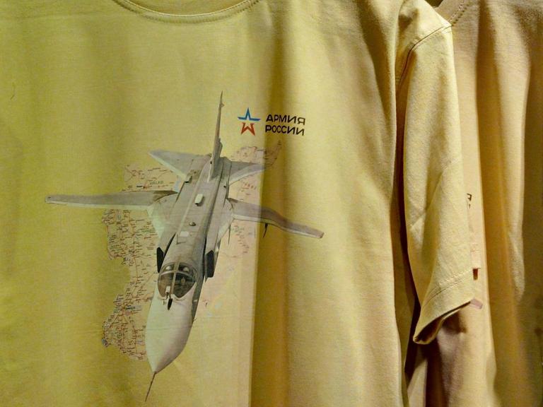 Ein russisches T-Shirts zeigt ein Kampfflugzeug über Syrien