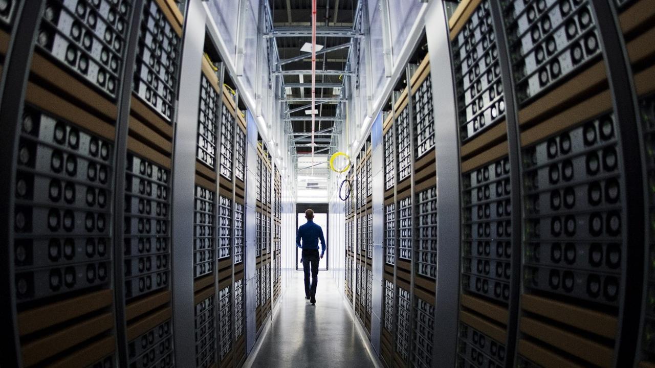 Datenzentrumschef Joel Kjellgren läuft durch die Serverräume im schwedischen Lapland. Datenzentrumschef Joel Kjellgren läuft durch die Serverräume im schwedischen Lapland.