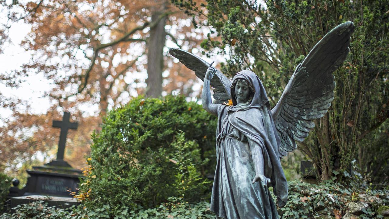 Nordfriedhof in Wiesbaden: Eine Engelsfigur zeigt mit einem Finger Richtung Himmel.