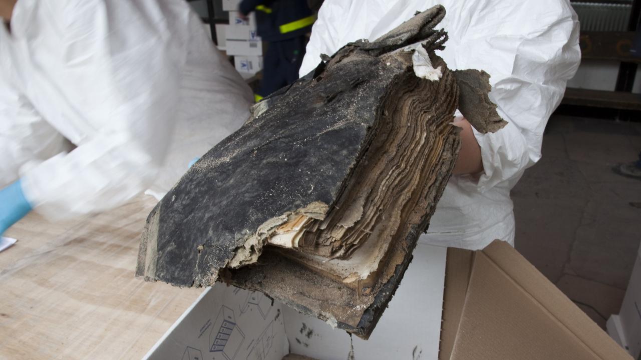 Zwei Monate nach dem Einsturz des historischen Archivs der Stadt Köln bergen und versorgen Helfer und Archivare in den Trümmern gefundene Bücher. Zwei Monate nach dem Einsturz des historischen Archivs der Stadt Köln bergen und versorgen Helfer und Archivare in den Trümmern gefundene Bücher.