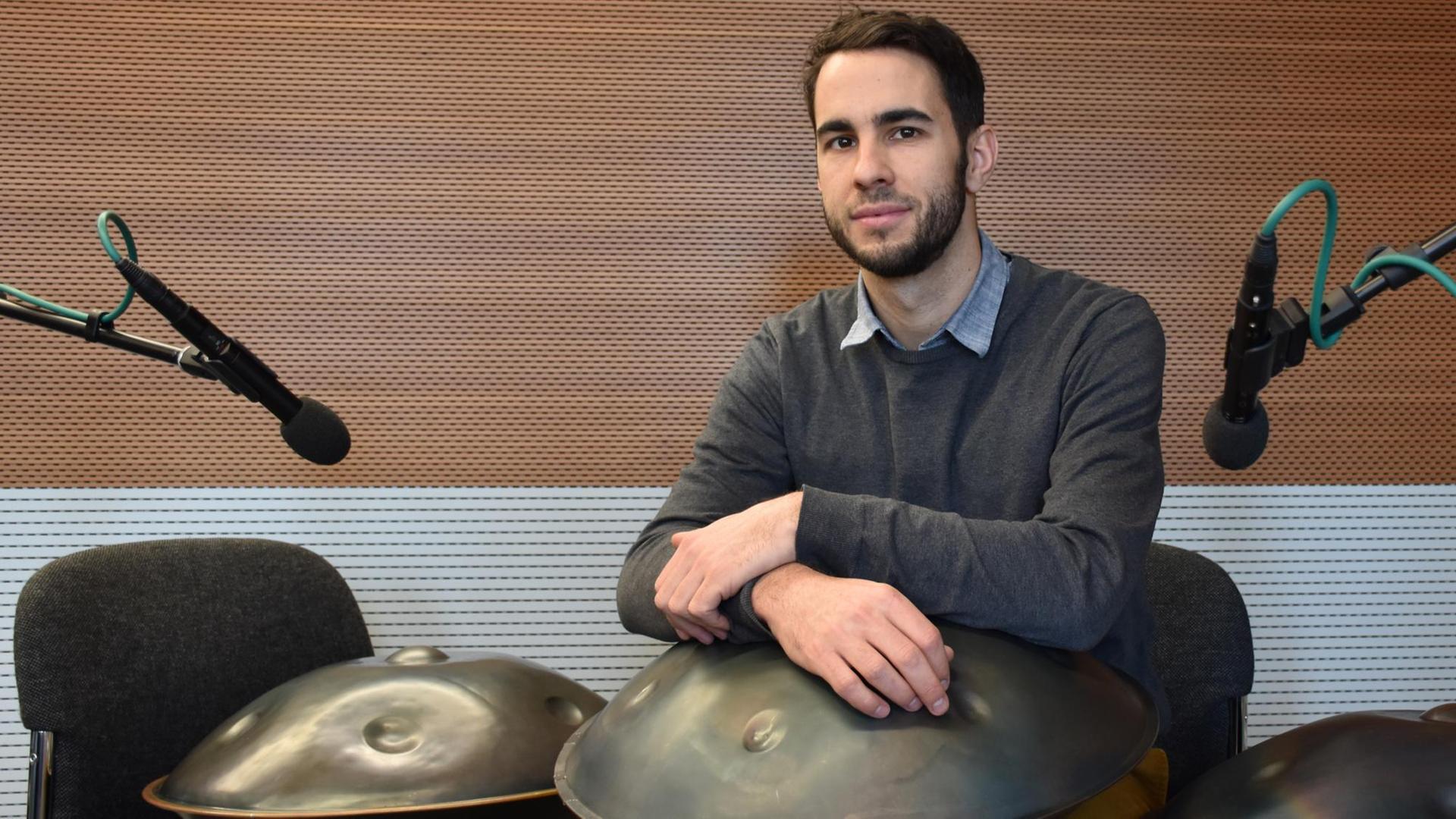 Der Musiker Manu Delago mit seinem Hang Der Musiker Manu Delago mit seinem Hang