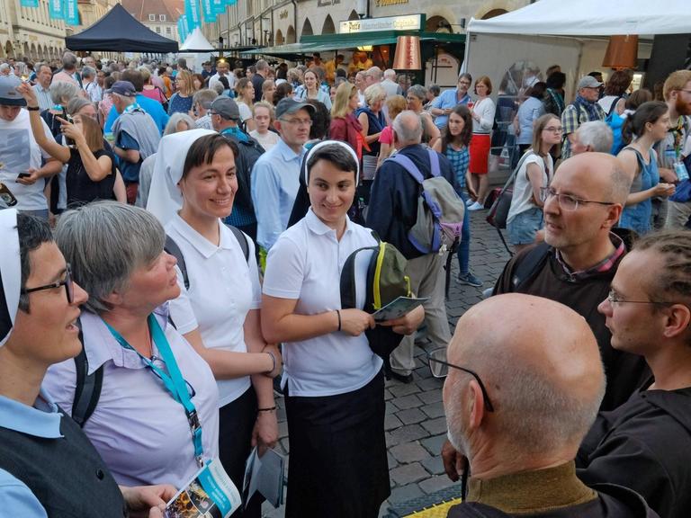 Ordensschwestern und Ordensbrüder beim Abend der Begegnung am Prinzipalmarkt in Muenster am 09.05.18