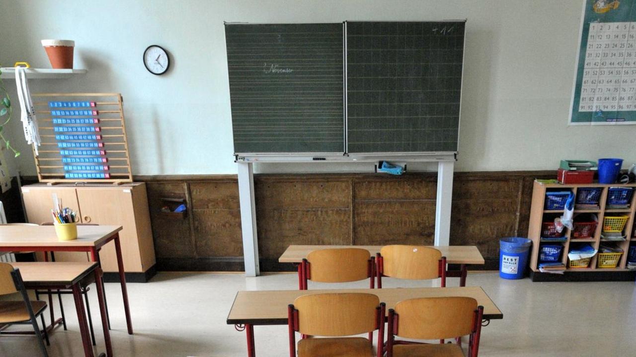 Ein leeres Klassenzimmer einer Schule am Mittwoch (04.11.2009) in Leipzig. Wegen der Schweinegrippe ist am gleichen Tag die vierte Schule in Sachsen-Anhalt geschlossen worden. Ein leeres Klassenzimmer einer Schule am Mittwoch (04.11.2009) in Leipzig. Wegen der Schweinegrippe ist am gleichen Tag die vierte Schule in Sachsen-Anhalt geschlossen worden.