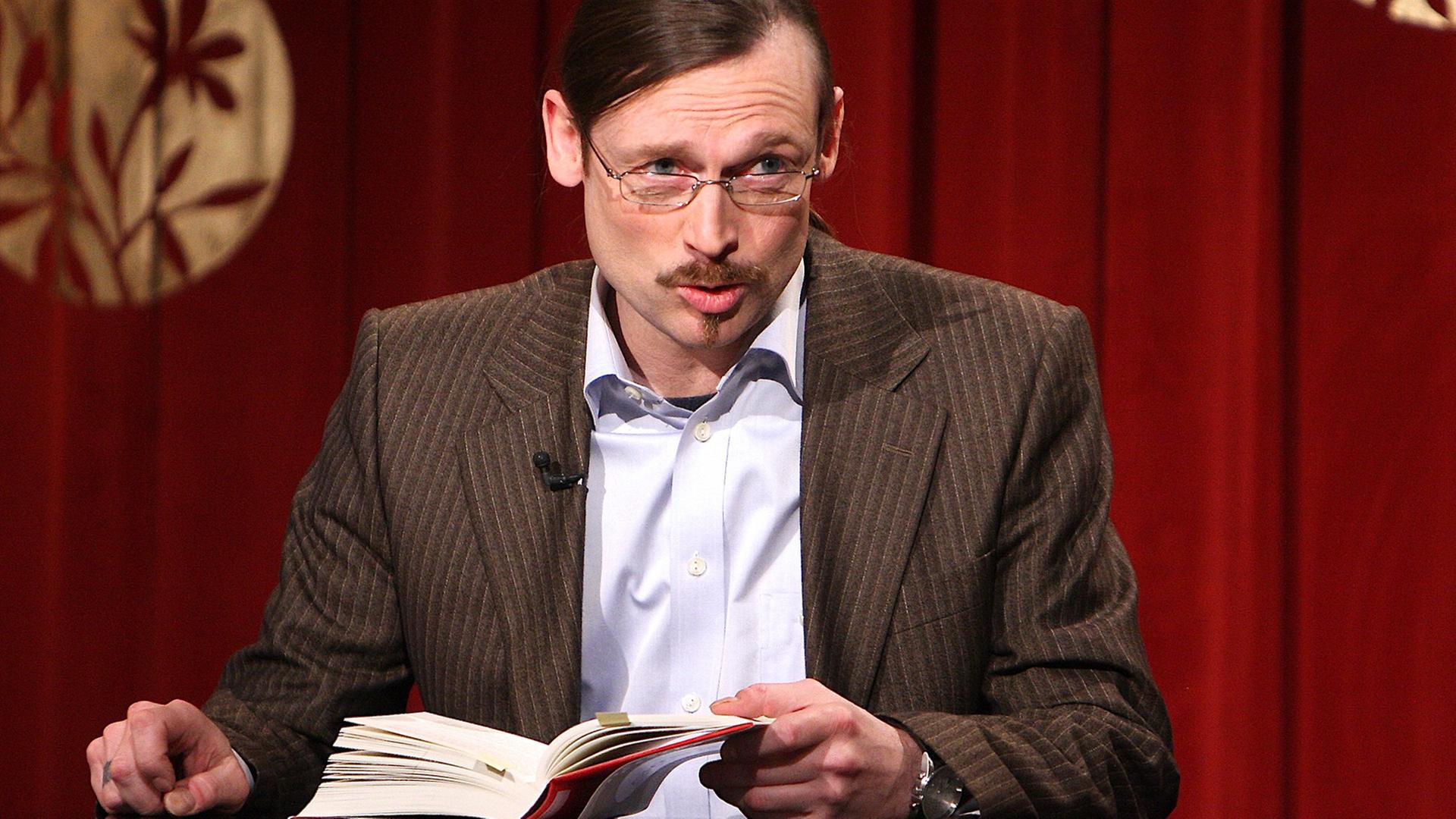 Der Schriftsteller Christoph Peters liest aus einem seiner Bücher vor. Der Schriftsteller Christoph Peters liest aus einem seiner Bücher vor.