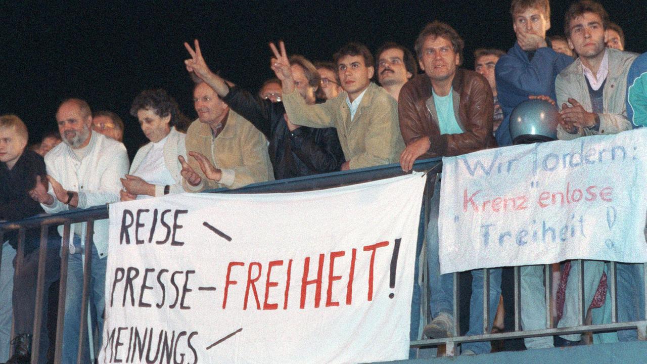 Auf einer Brücke in Leipzig haben am 23.10.1989 DDR-Bürger Transparente aufgehängt und fordern Reise-, Presse-, Meinungsfreiheit sowie "Wir fordern Krenz(en)lose Freiheit". Auf einer Brücke in Leipzig haben am 23.10.1989 DDR-Bürger Transparente aufgehängt und fordern Reise-, Presse-, Meinungsfreiheit sowie "Wir fordern Krenz(en)lose Freiheit".
