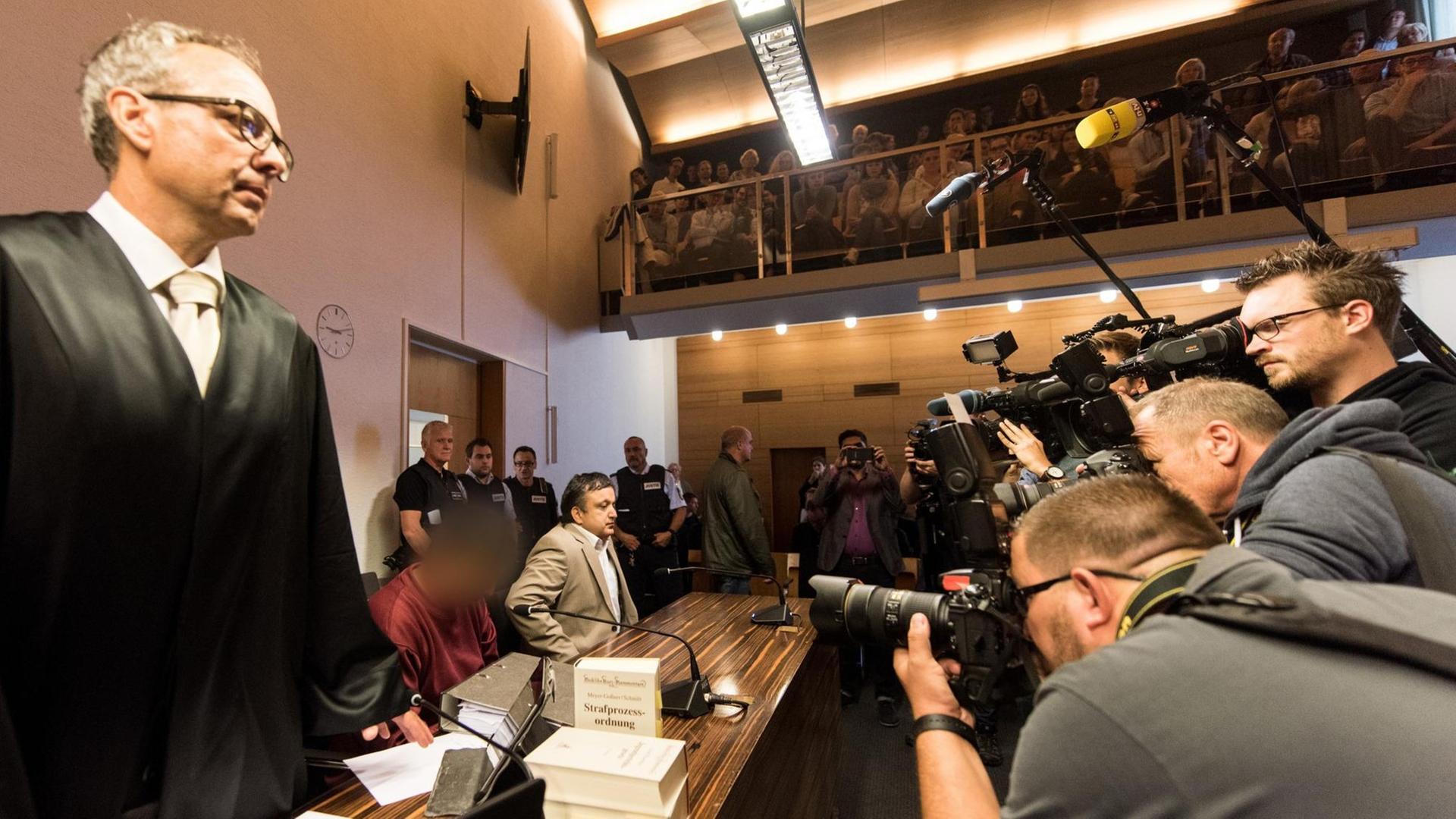 Der Angeklagte Hussein K. sitzt am 05.09.2017 in Freiburg (Baden-Württemberg) im Landgericht im Gerichtssaal vor Journalisten. Er ist wegen Mordes an einer Studentin angeklagt. Links steht Verteidiger Sebastian Glathe. Die Staatsanwaltschaft wirft ihm vor, die 19 Jahre Maria L. im Oktober 2016 angegriffen, gewürgt und vergewaltigt zu haben. Anschließend habe er sie bewusstlos ins Wasser des Flusses Dreisam gelegt, wo sie ertrank. Der Angeklagte Hussein K. sitzt am 05.09.2017 in Freiburg (Baden-Württemberg) im Landgericht im Gerichtssaal vor Journalisten. Er ist wegen Mordes an einer Studentin angeklagt. Links steht Verteidiger Sebastian Glathe. Die Staatsanwaltschaft wirft ihm vor, die 19 Jahre Maria L. im Oktober 2016 angegriffen, gewürgt und vergewaltigt zu haben. Anschließend habe er sie bewusstlos ins Wasser des Flusses Dreisam gelegt, wo sie ertrank.