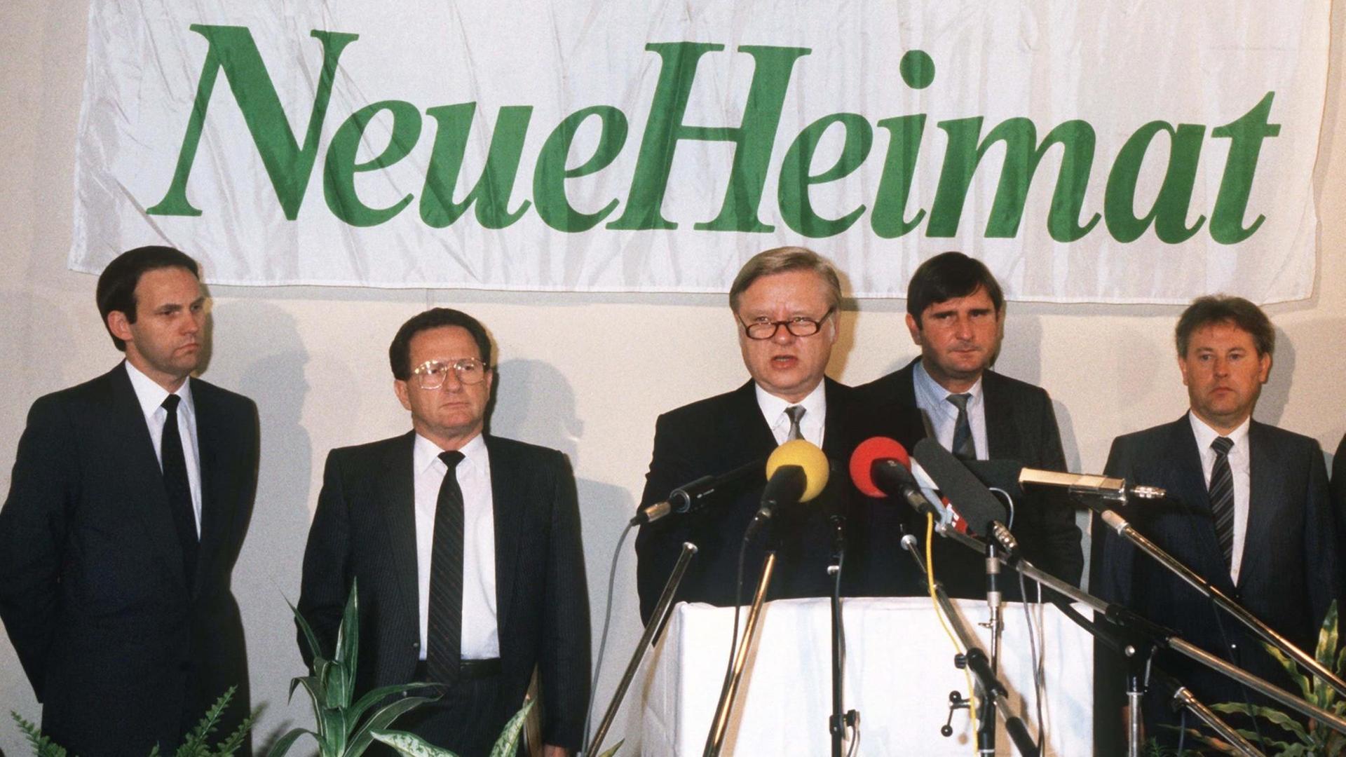 Der Berliner Brotfabrikant Horst Schiesser (M) hatte im September 1986 rund 190.000 Wohnungen des gewerkschaftseigenen Wohnungsbaukonzerns "Neue Heimat" für 1 Mark gekauft. Hier bei einer Pressekonferenz am 2. Oktober 1986 in Hamburg. Der Berliner Brotfabrikant Horst Schiesser (M) hatte im September 1986 rund 190.000 Wohnungen des gewerkschaftseigenen Wohnungsbaukonzerns "Neue Heimat" für 1 Mark gekauft. Hier bei einer Pressekonferenz am 2. Oktober 1986 in Hamburg.