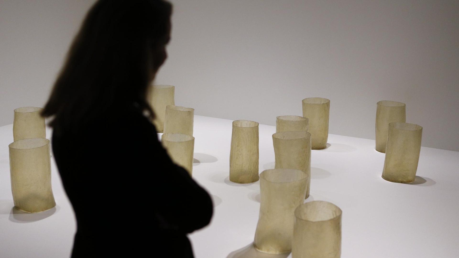 Skulptur "Repetition Nineteen III" der Künstlerin Eva Hesse aus dem Jahr 1970 Skulptur "Repetition Nineteen III" der Künstlerin Eva Hesse aus dem Jahr 1970