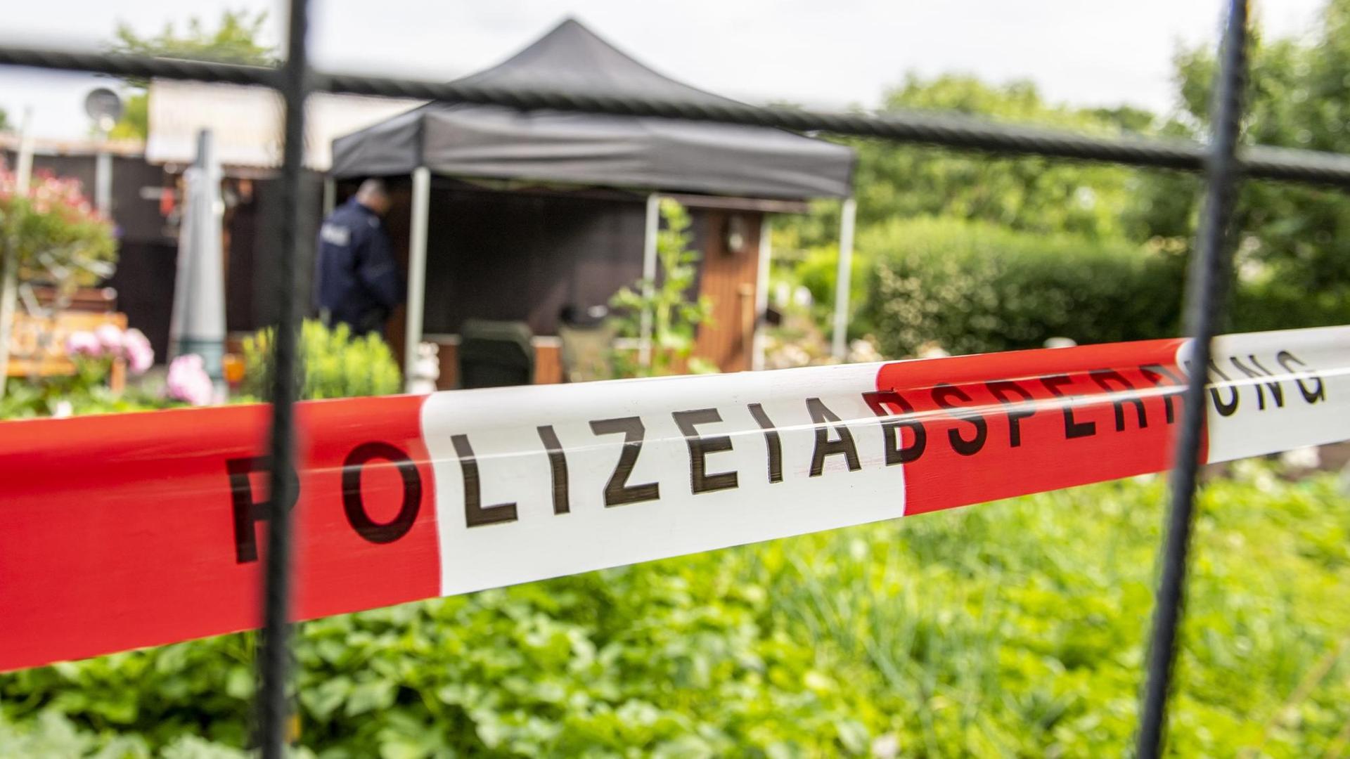 Die Polizei hat die Gartenlaube in der Kleingartenanlage in Münster mit Flatterband abgesperrt. In der Gartenlaube in Münster sollen Ende April vier Männer zwei Jungen missbraucht haben.