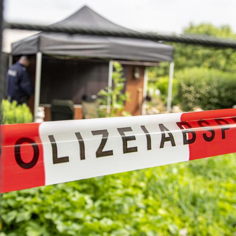 Die Polizei hat die Gartenlaube in der Kleingartenanlage in Münster mit Flatterband abgesperrt. In der Gartenlaube in Münster sollen Ende April vier Männer zwei Jungen missbraucht haben.