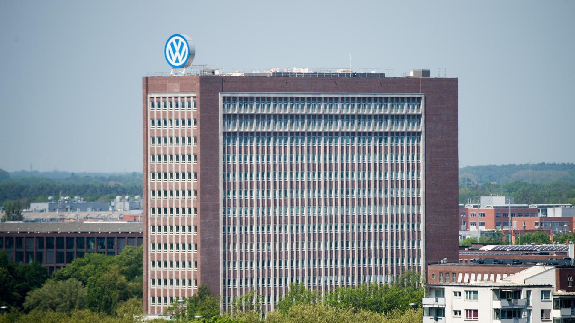 Blick auf das Verwaltungshochhaus des VW-Werks in Hannover