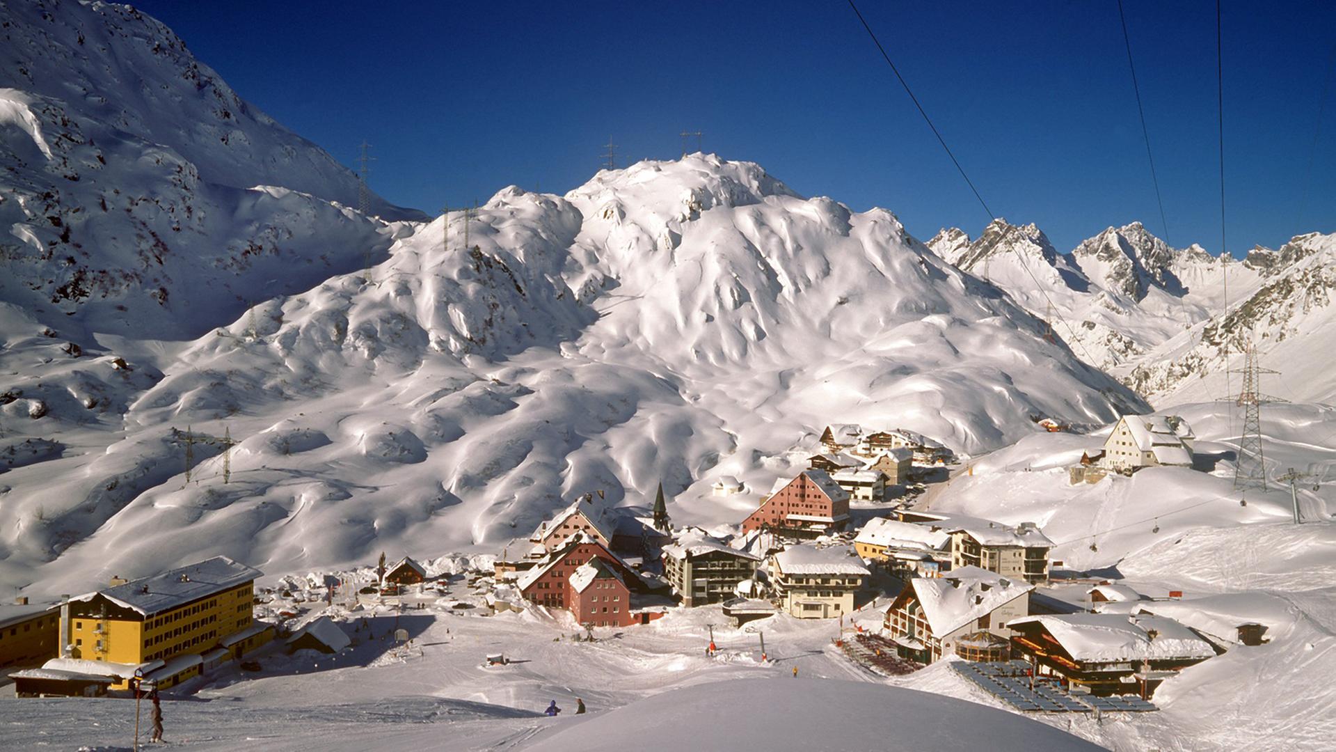 Blick auf die romantisch verschneite Ortschaft St. Christoph am Arlberg in Tirol Blick auf die romantisch verschneite Ortschaft St. Christoph am Arlberg in Tirol