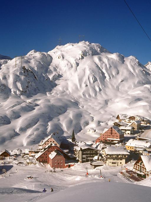 Blick auf die romantisch verschneite Ortschaft St. Christoph am Arlberg in Tirol