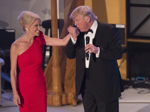 Kellyanne Conway mt ihrem Boss Donald Trump