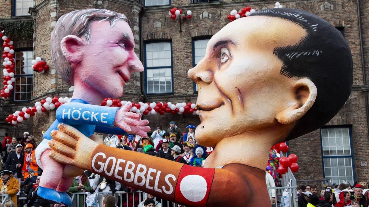 Rosenmontagszug, Düsseldorf, Deutschland Düsseldorf, Deutschland. 4. März 2019. Rosenmontagszug in Düsseldorf, NRW. Motivwagen mit den Figuren Björn Höcke und Josef Goebbels Rosenmontagszug, Düsseldorf, Deutschland Düsseldorf, Deutschland. 4. März 2019. Rosenmontagszug in Düsseldorf, NRW. Motivwagen mit den Figuren Björn Höcke und Josef Goebbels