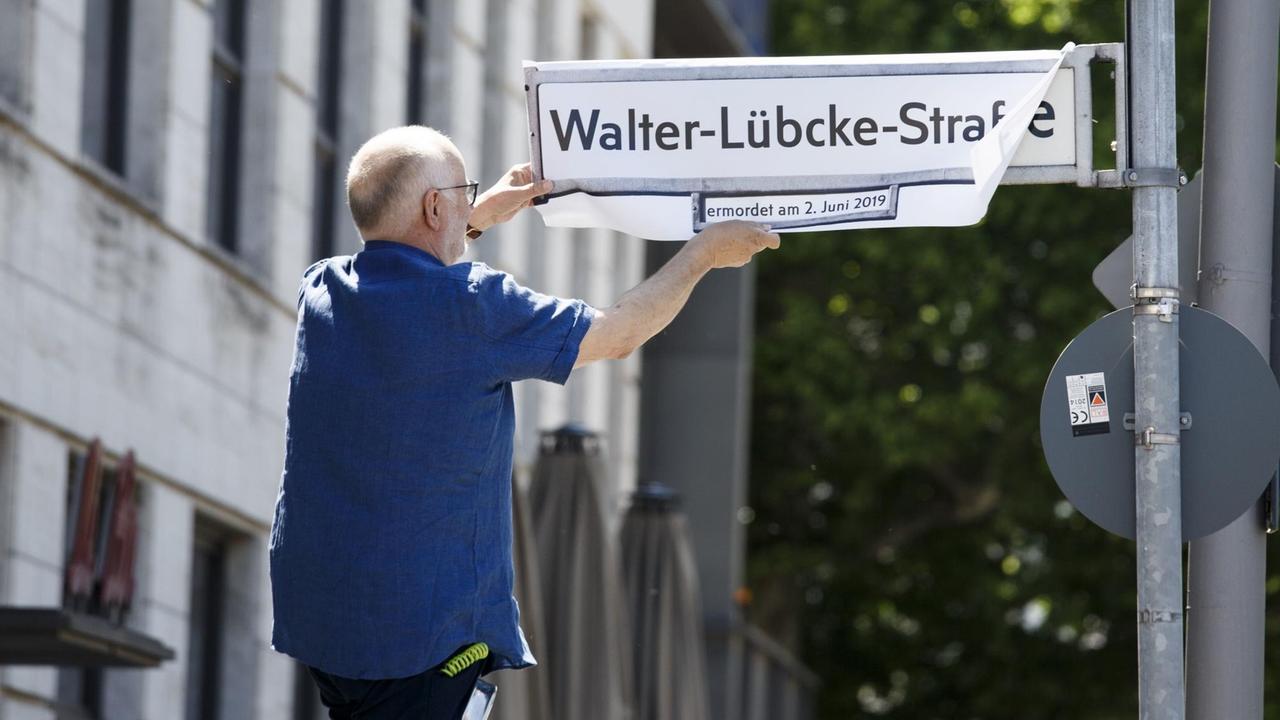 24.05.2020, Berlin: Mitglieder des internationalen Auschwitz Komitees kleben zur symbolischen Umbenennung den Schriftzug ?Walter-Lübcke-Straße? auf ein Straßenschild der Sigismundstraße. Am 2. Juni jährt sich zum ersten Mal die Ermordung des Kasseler Regierungspräsidenten Walter Lübcke. 24.05.2020, Berlin: Mitglieder des internationalen Auschwitz Komitees kleben zur symbolischen Umbenennung den Schriftzug ?Walter-Lübcke-Straße? auf ein Straßenschild der Sigismundstraße. Am 2. Juni jährt sich zum ersten Mal die Ermordung des Kasseler Regierungspräsidenten Walter Lübcke.