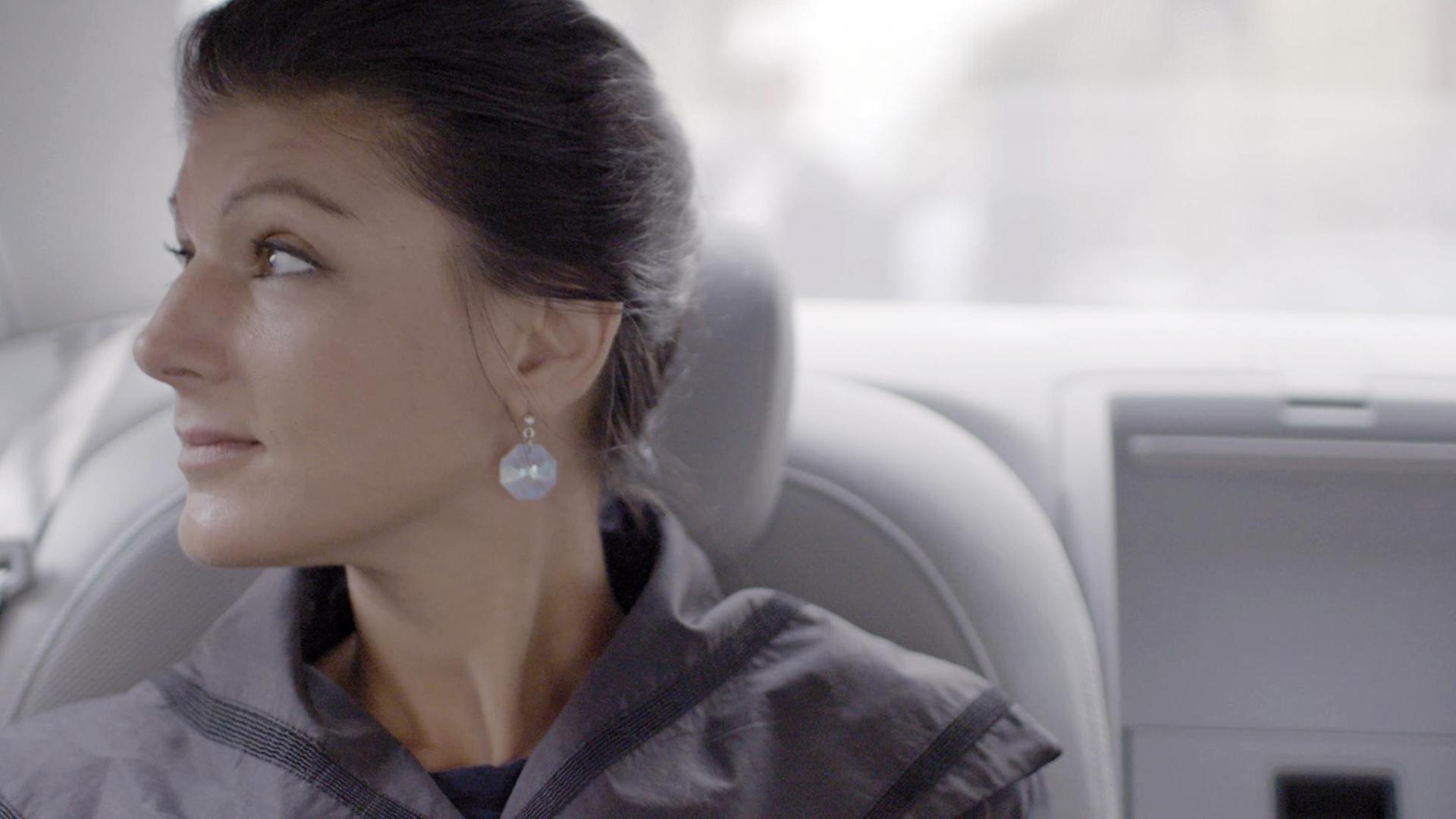 Die Politikerin Sahra Wagenknecht sitzt in einem Auto und schaut aus dem Fenster. Die Politikerin Sahra Wagenknecht sitzt in einem Auto und schaut aus dem Fenster.