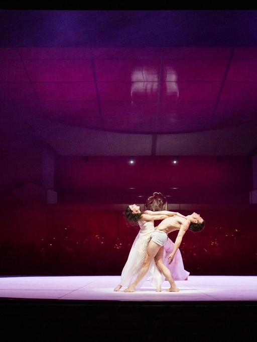 Tänzer Carsten Jung und Tänzerin Helene Bouchet vor dem Ensemble bei der Uraufführung Messiaens Turangalîla-Sinfonie als Ballett von John Neumeier.