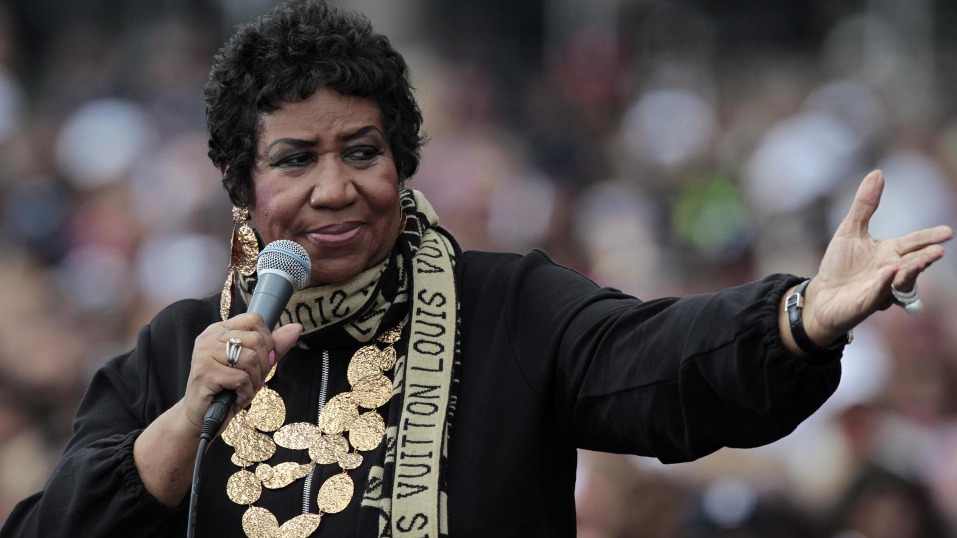 The Queen of Soul, Aretha Franklin sings at a Labor Day event which featured US President Barack Obama outside of the Renaissance center in Detroit, Michigan USA on 05 September 2011. The Queen of Soul, Aretha Franklin sings at a Labor Day event which featured US President Barack Obama outside of the Renaissance center in Detroit, Michigan USA on 05 September 2011.