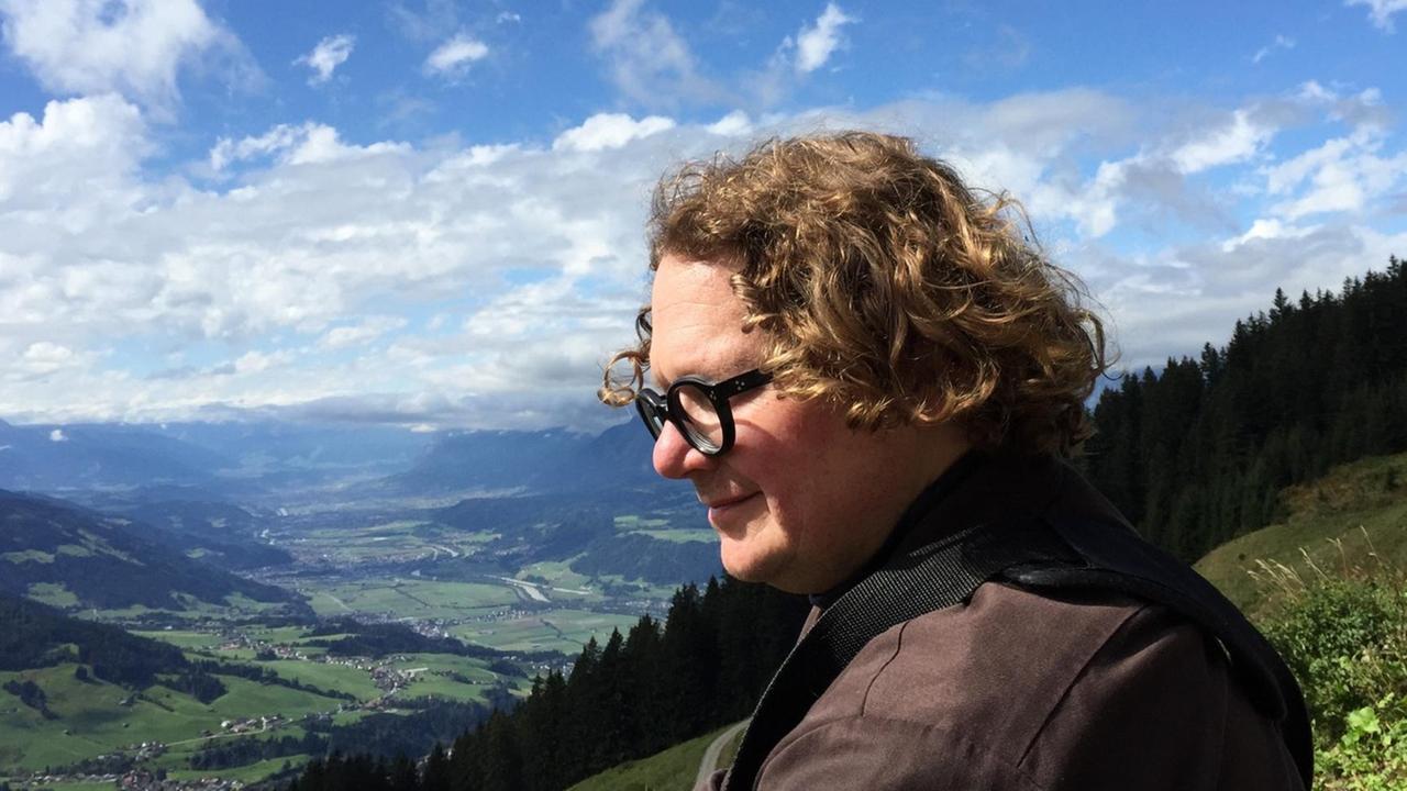 Marc Sabat im Seitenportrait vor dem Hintergrund der Berge im österreichischen Schwaz Marc Sabat im Seitenportrait vor dem Hintergrund der Berge im österreichischen Schwaz
