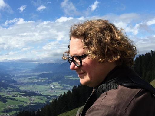 Marc Sabat im Seitenportrait vor dem Hintergrund der Berge im österreichischen Schwaz