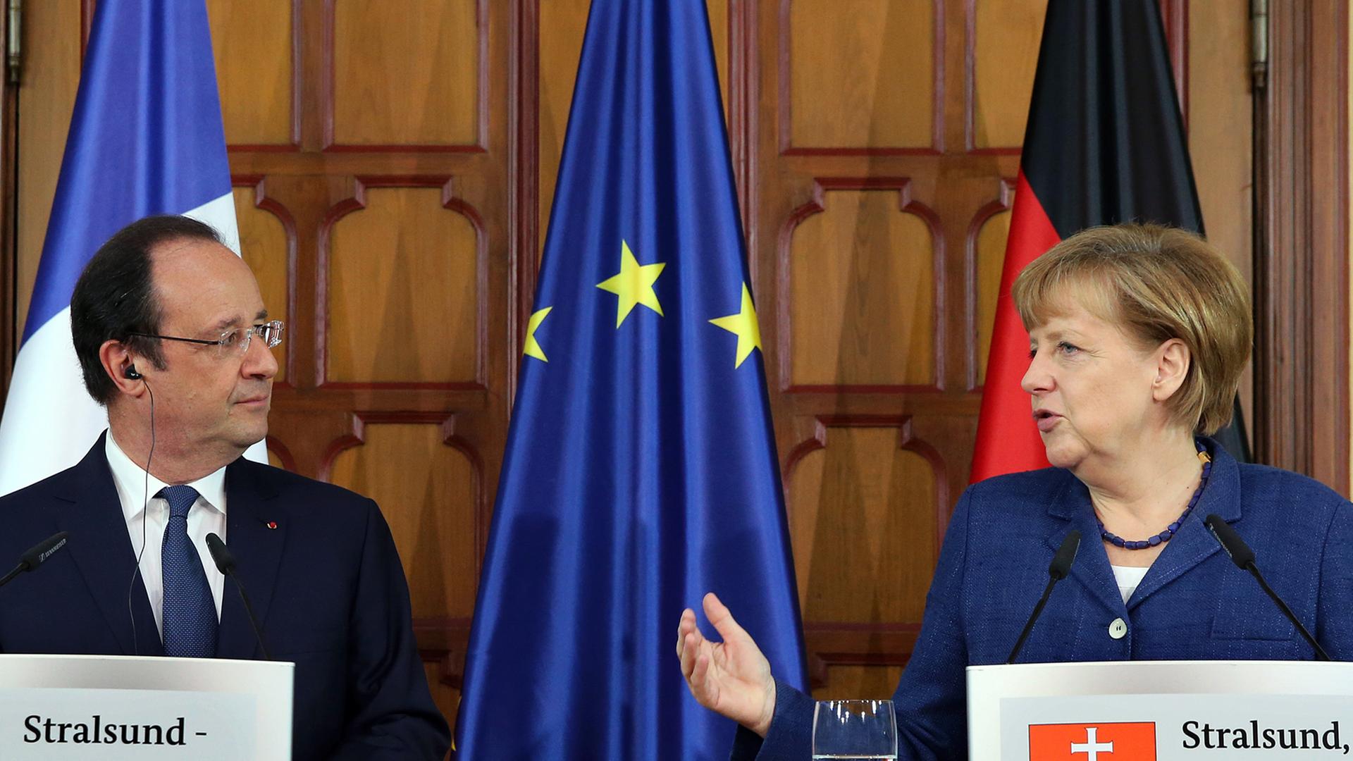 Bundeskanzlerin Angela Merkel und der französische Staatspräsidenten François Hollande geben zum Abschluss ihres zweitägigen Treffens am 10.05.2014 im Rathaus von Stralsund (Mecklenburg-Vorpommern) Pressestatements ab. Bundeskanzlerin Angela Merkel und der französische Staatspräsidenten François Hollande geben zum Abschluss ihres zweitägigen Treffens am 10.05.2014 im Rathaus von Stralsund (Mecklenburg-Vorpommern) Pressestatements ab.