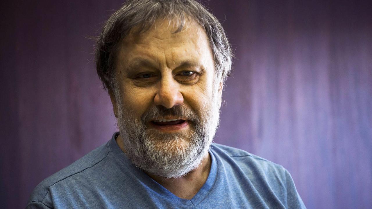 Der slowenische Philosoph Slavoj Zizek auf einer Pressekonferenz, bevor er im Madrider Museum Reine Sofia eine Rede über Tod und Wiederauferstehen des Faschismus hält. Der slowenische Philosoph Slavoj Zizek auf einer Pressekonferenz, bevor er im Madrider Museum Reine Sofia eine Rede über Tod und Wiederauferstehen des Faschismus hält.