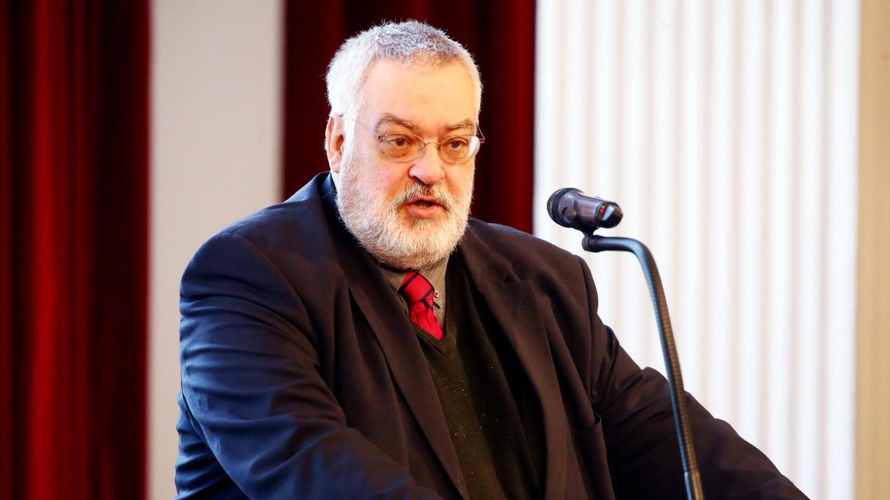 Der Jenaer Politikwissenschaftler Michael Dreyer steht an einem Rednerpult Der Jenaer Politikwissenschaftler Michael Dreyer steht an einem Rednerpult
