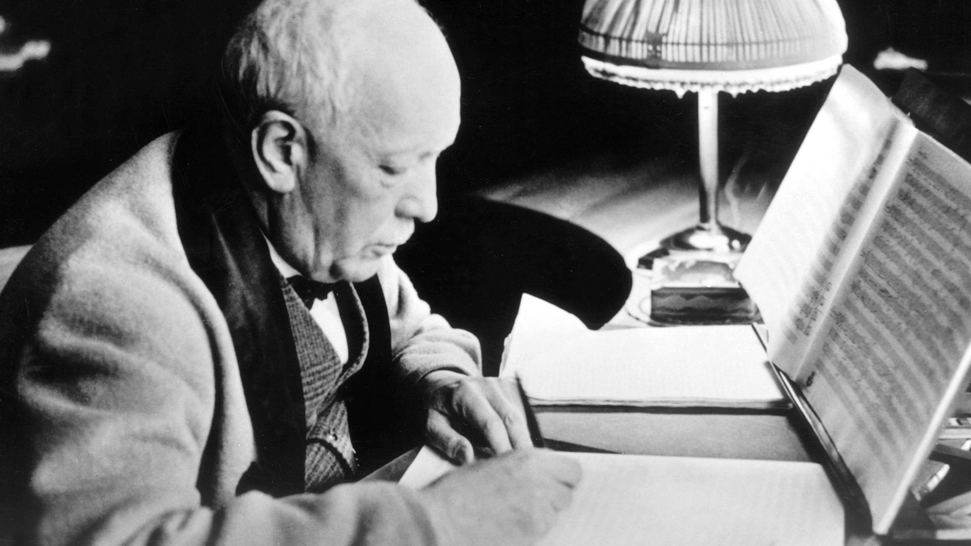 Der Komponist Richard Strauss (1864-1949) im Arbeitszimmer seiner Villa in Garmisch Der Komponist Richard Strauss (1864-1949) im Arbeitszimmer seiner Villa in Garmisch
