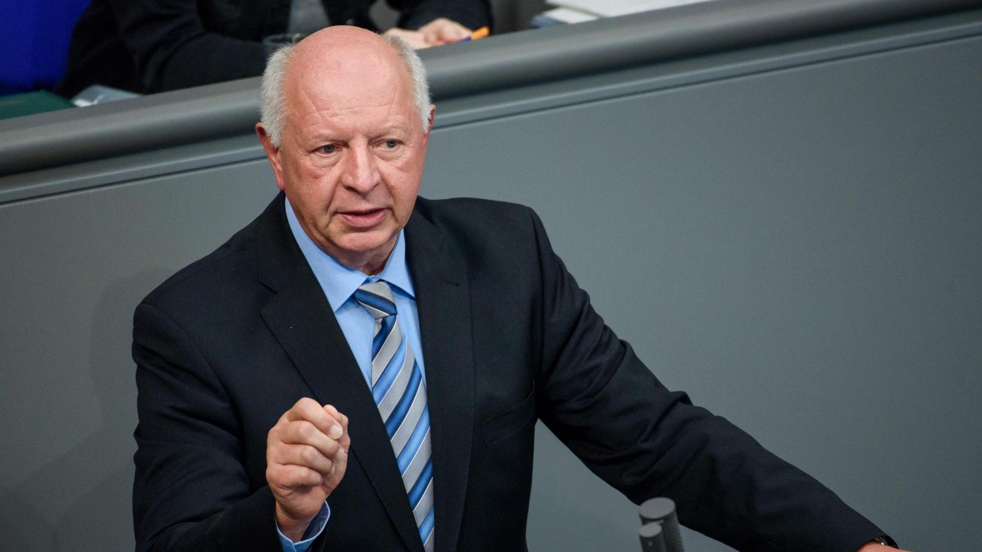28.09.2018, Berlin: Eckhardt Rehberg (CDU), Bundestagsabgeordneter, spricht während einer Plenarsitzung des Deutschen Bundestages. 28.09.2018, Berlin: Eckhardt Rehberg (CDU), Bundestagsabgeordneter, spricht während einer Plenarsitzung des Deutschen Bundestages.