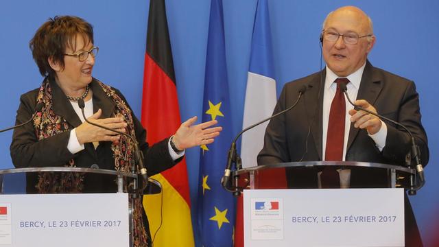Bundeswirtschaftsministerin Brigitte Zypries (SPD, l) und der französische Finanzminister Michel Sapin.