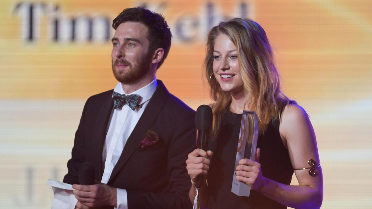 Patrizia Schlosser und Tim Kehl stehen bei der Verleihung des Radiopreises auf der Bühne Patrizia Schlosser und Tim Kehl stehen bei der Verleihung des Radiopreises auf der Bühne