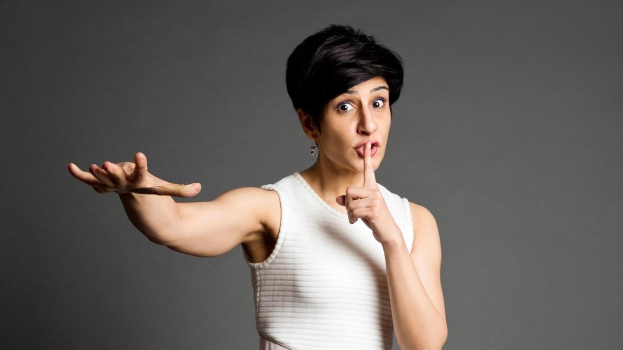 Indische Stand-up-Künstlerin Neeti Palta hält die Hand vor ihren Mund Indische Stand-up-Künstlerin Neeti Palta hält die Hand vor ihren Mund