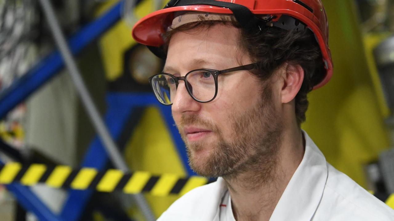 Jan Philipp Albrecht (Bündnis90/Die Grünen), schleswig-holsteinischer Minister für Energiewende, Landwirtschaft, Umwelt, Natur und Digitalisierung, steht bei einem Besuch im Kernkraftwerk Brunsbüttel und trägt einen roten Schutzhelm und einen weißen Kittel. Jan Philipp Albrecht (Bündnis90/Die Grünen), schleswig-holsteinischer Minister für Energiewende, Landwirtschaft, Umwelt, Natur und Digitalisierung, steht bei einem Besuch im Kernkraftwerk Brunsbüttel und trägt einen roten Schutzhelm und einen weißen Kittel.