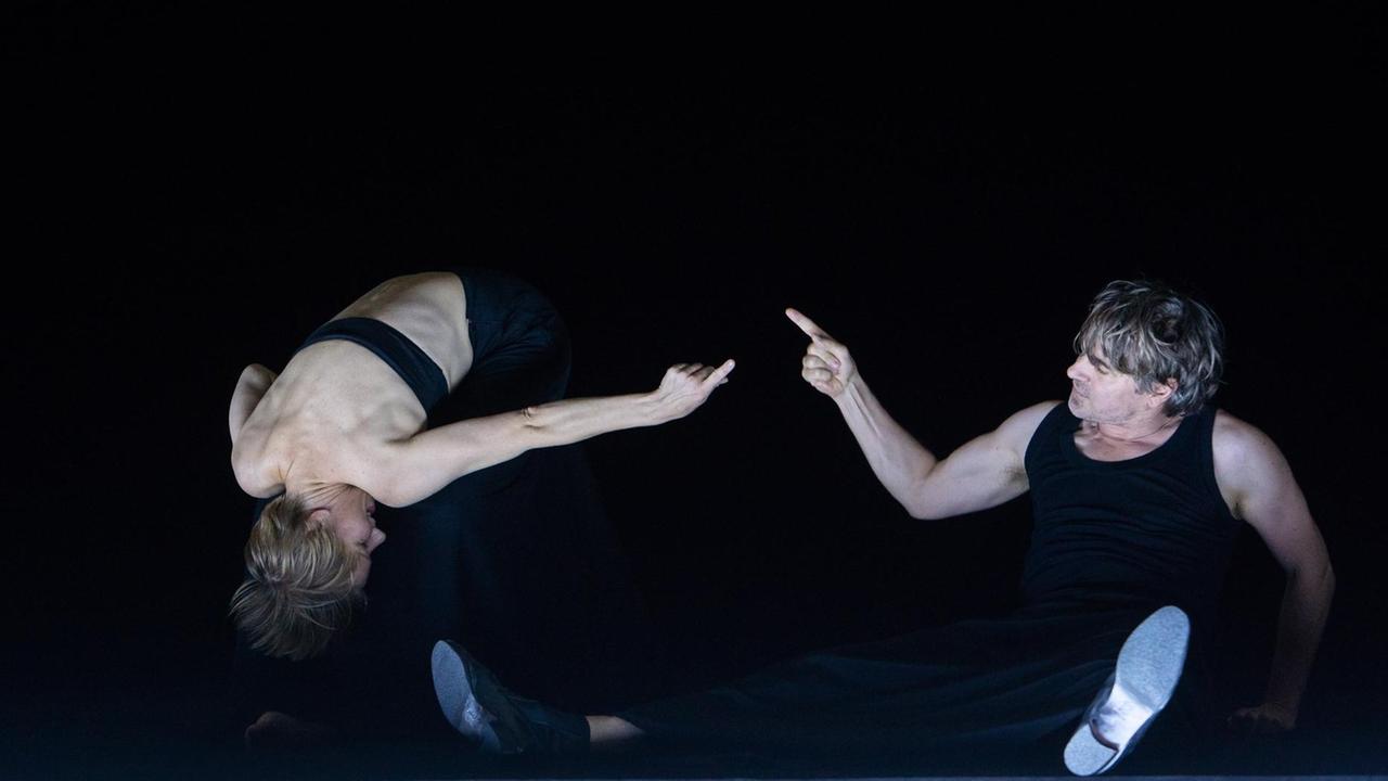 Sandra Hüller (als Penthesilea) and Jens Harzer (als Achilles) auf der Bühne zum Salzburg Festival 2018.