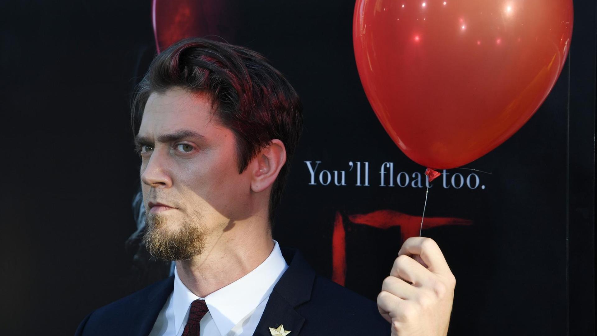 Regisseur Andy Muschietti bei der Weltpremiere von "Es", der Neuverfilmung des Stephen King Klassikers, am TCL Chinese Theatre in Hollywood, Kalifornien. Regisseur Andy Muschietti bei der Weltpremiere von "Es", der Neuverfilmung des Stephen King Klassikers, am TCL Chinese Theatre in Hollywood, Kalifornien.