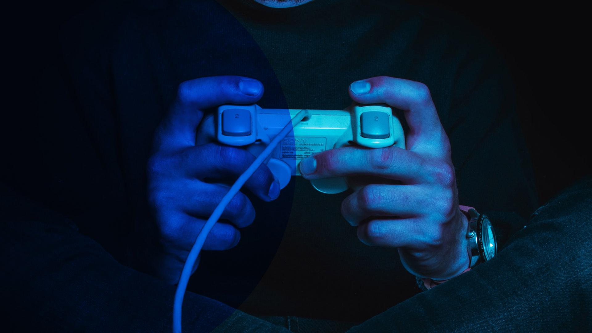 Gamer hält Controller in der Hand Gamer hält Controller in der Hand
