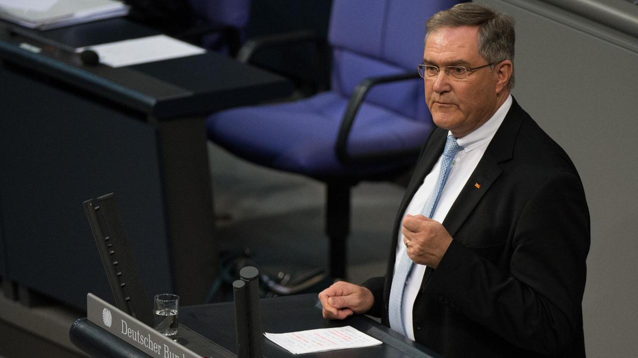 Franz Josef Jung spricht im März 2015 im Bundestag. Franz Josef Jung spricht im März 2015 im Bundestag.