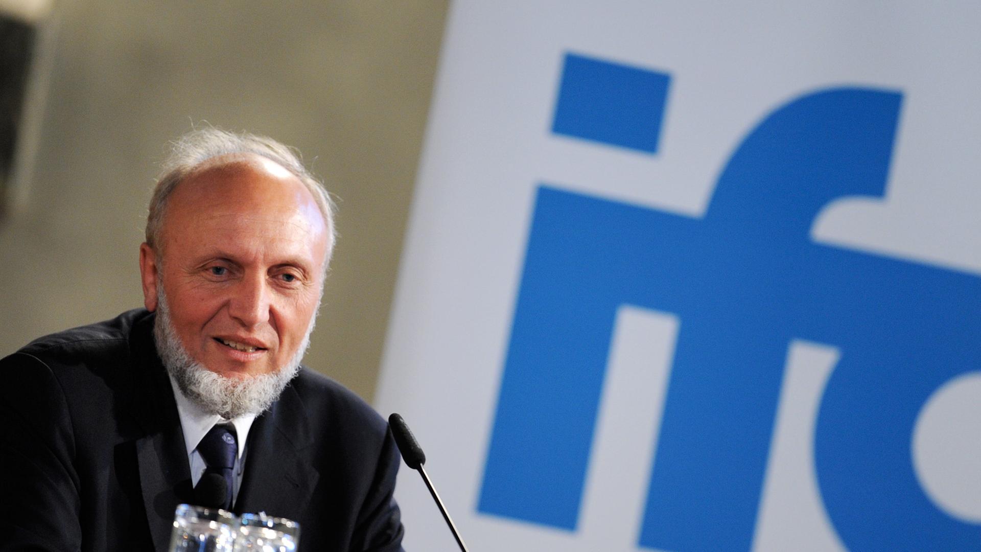 Der Präsident des ifo Instituts, Hans-Werner Sinn, spricht am Mittwoch (29.06.2011) in München (Oberbayern) auf der Jahresversammlung des Instituts Der Präsident des ifo Instituts, Hans-Werner Sinn, spricht am Mittwoch (29.06.2011) in München (Oberbayern) auf der Jahresversammlung des Instituts