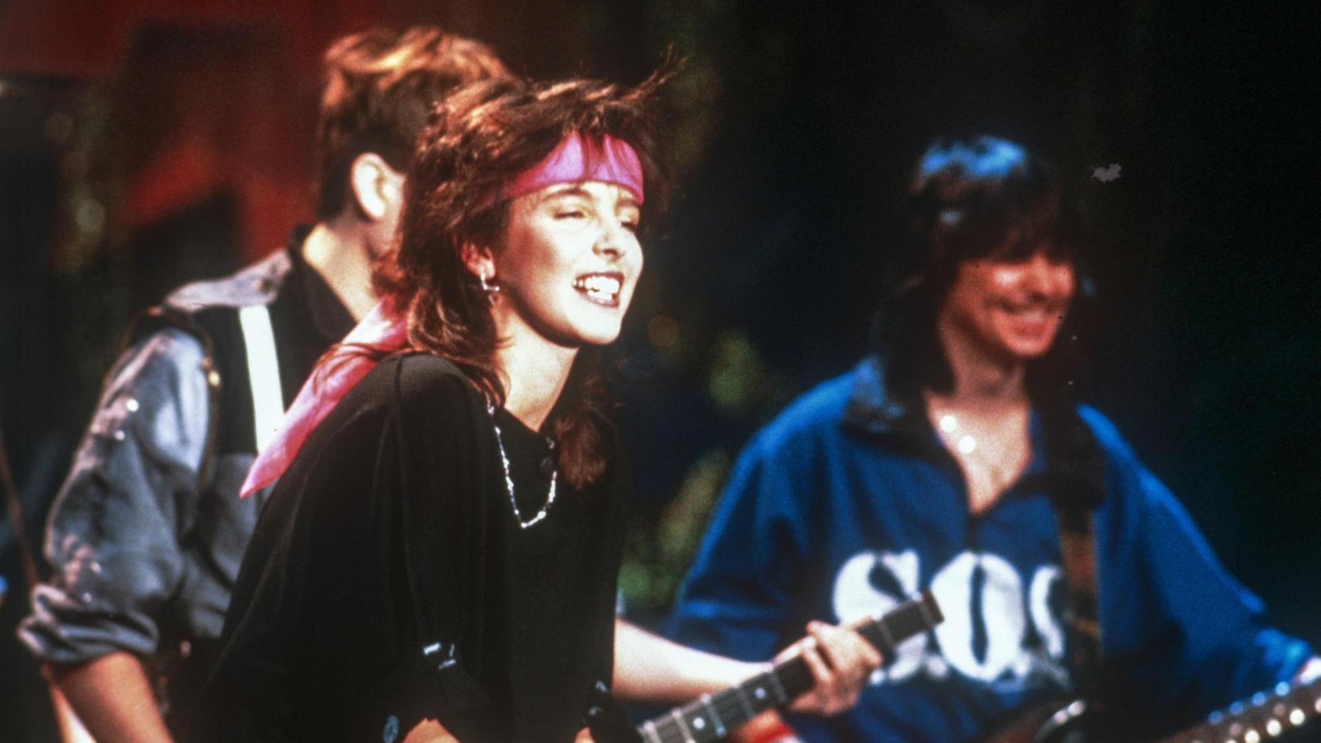 Popsängerin Nena ("99 Luftballons") mit zwei Bandmitgliedern auf der Bühne Popsängerin Nena ("99 Luftballons") mit zwei Bandmitgliedern auf der Bühne