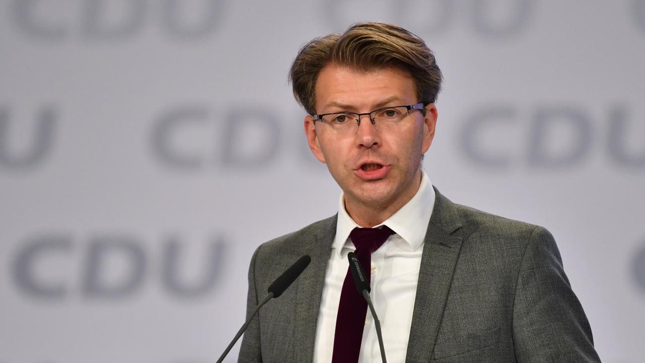 Daniel CASPARY am Rednerpult, Einzelbild,angeschnittenes Einzelmotiv,Halbfigur,halbe Figur. 32.Parteitag der CDU Deutschlands am 23.11.2019,Congress Centrum Leipzig, | Verwendung weltweit Daniel CASPARY am Rednerpult, Einzelbild,angeschnittenes Einzelmotiv,Halbfigur,halbe Figur. 32.Parteitag der CDU Deutschlands am 23.11.2019,Congress Centrum Leipzig, | Verwendung weltweit