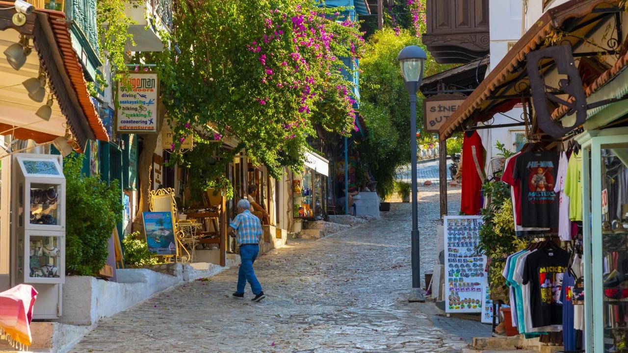 Einkaufszone mit Souvenirshops in Kas in der Türkei Einkaufszone mit Souvenirshops in Kas in der Türkei