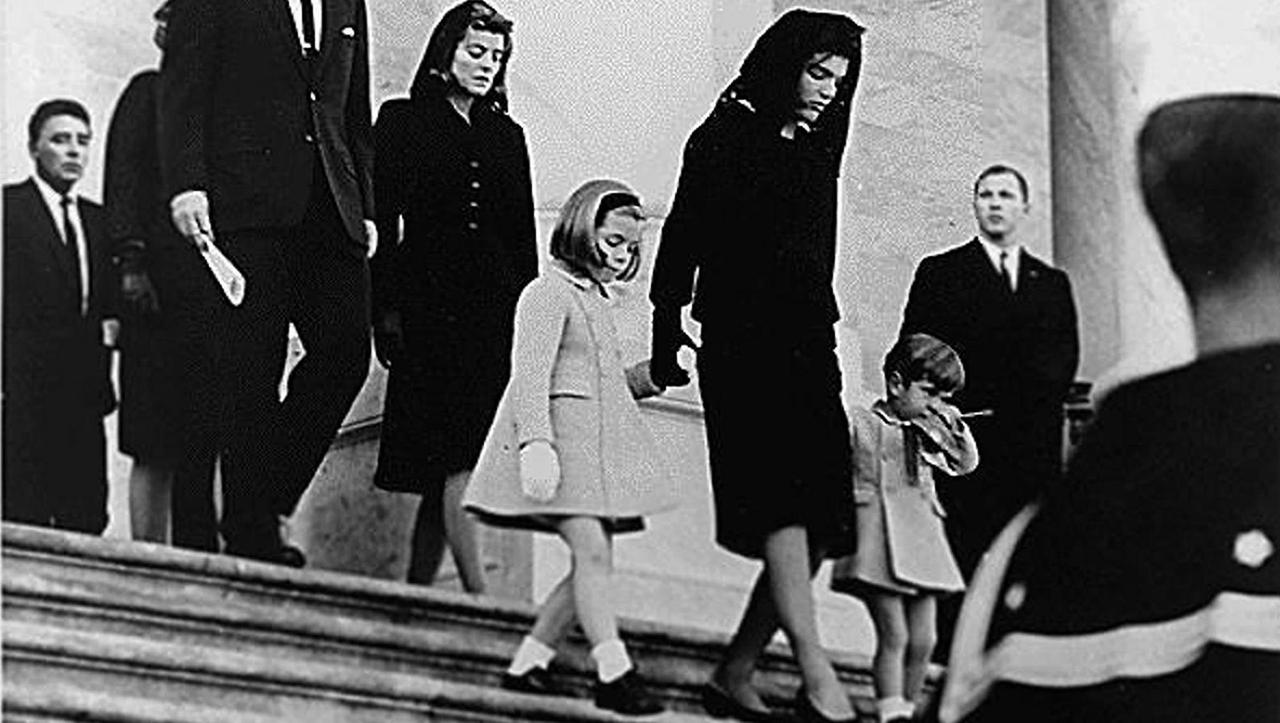 Präsidenten-WitweJacqueline Kennedy mit ihren beiden Kindern Caroline und John F. Junior am 24.11.1963 bei der Trauerfeier für den ermordeten US-Präsidenten John F. Kennedy. Präsidenten-WitweJacqueline Kennedy mit ihren beiden Kindern Caroline und John F. Junior am 24.11.1963 bei der Trauerfeier für den ermordeten US-Präsidenten John F. Kennedy.