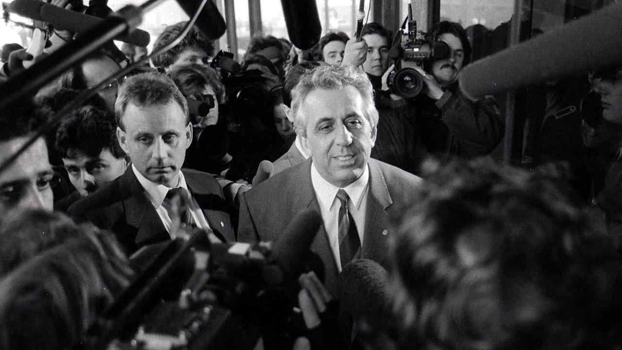 Egon Krenz als letzter Generalsekretär des ZK der SED im Herbst 1989 vor der Presse. Egon Krenz als letzter Generalsekretär des ZK der SED im Herbst 1989 vor der Presse.