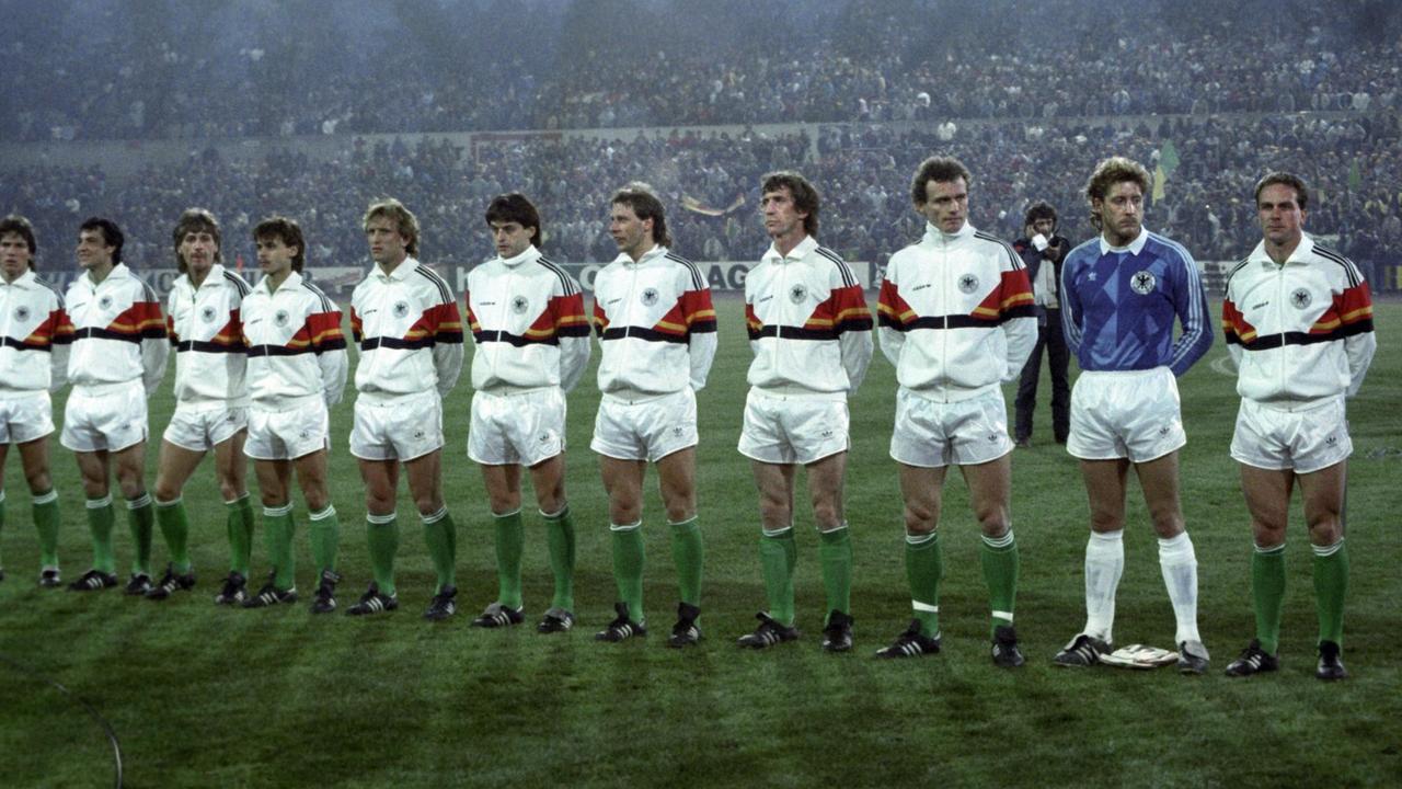 Die deutsche Mannschaft während der Nationalhymne, Frankfurt am Main 1986 (l-r): Lothar Matthäus, Felix Magath, Frank Mill, Olaf Thona, Andreas Brehme, Matthias Herget, Wolfgang Rolff, Dietmar Jacobs, Hans-Peter Briegel, Harald _Ton_Schumacher, Karl-Heinz Rummenigge. | Die deutsche Mannschaft während der Nationalhymne, Frankfurt am Main 1986 (l-r): Lothar Matthäus, Felix Magath, Frank Mill, Olaf Thona, Andreas Brehme, Matthias Herget, Wolfgang Rolff, Dietmar Jacobs, Hans-Peter Briegel, Harald _Ton_Schumacher, Karl-Heinz Rummenigge. |