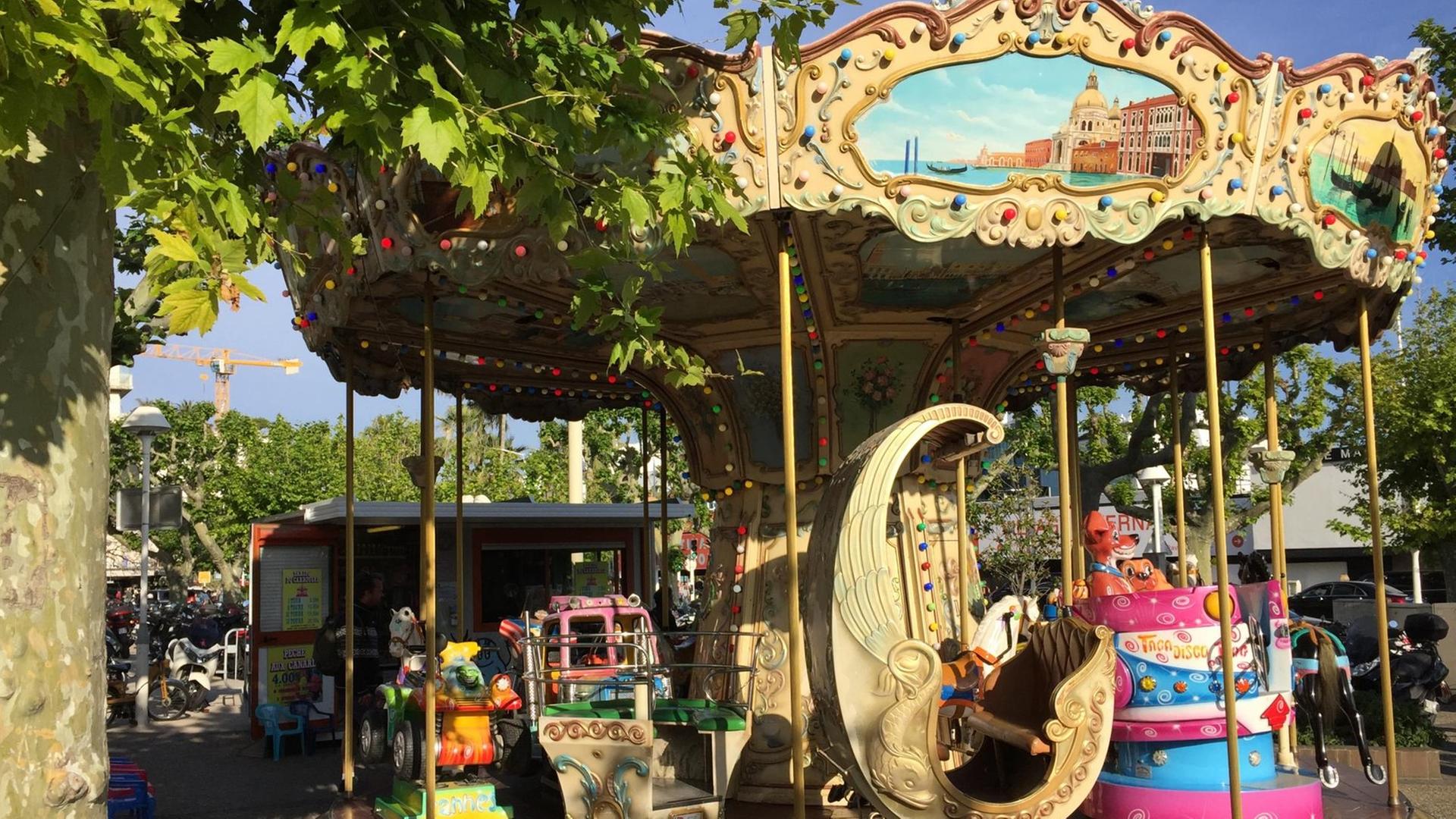 Ein antikes Kinderkarussell am Hafen von Cannes. Ein antikes Kinderkarussell am Hafen von Cannes.