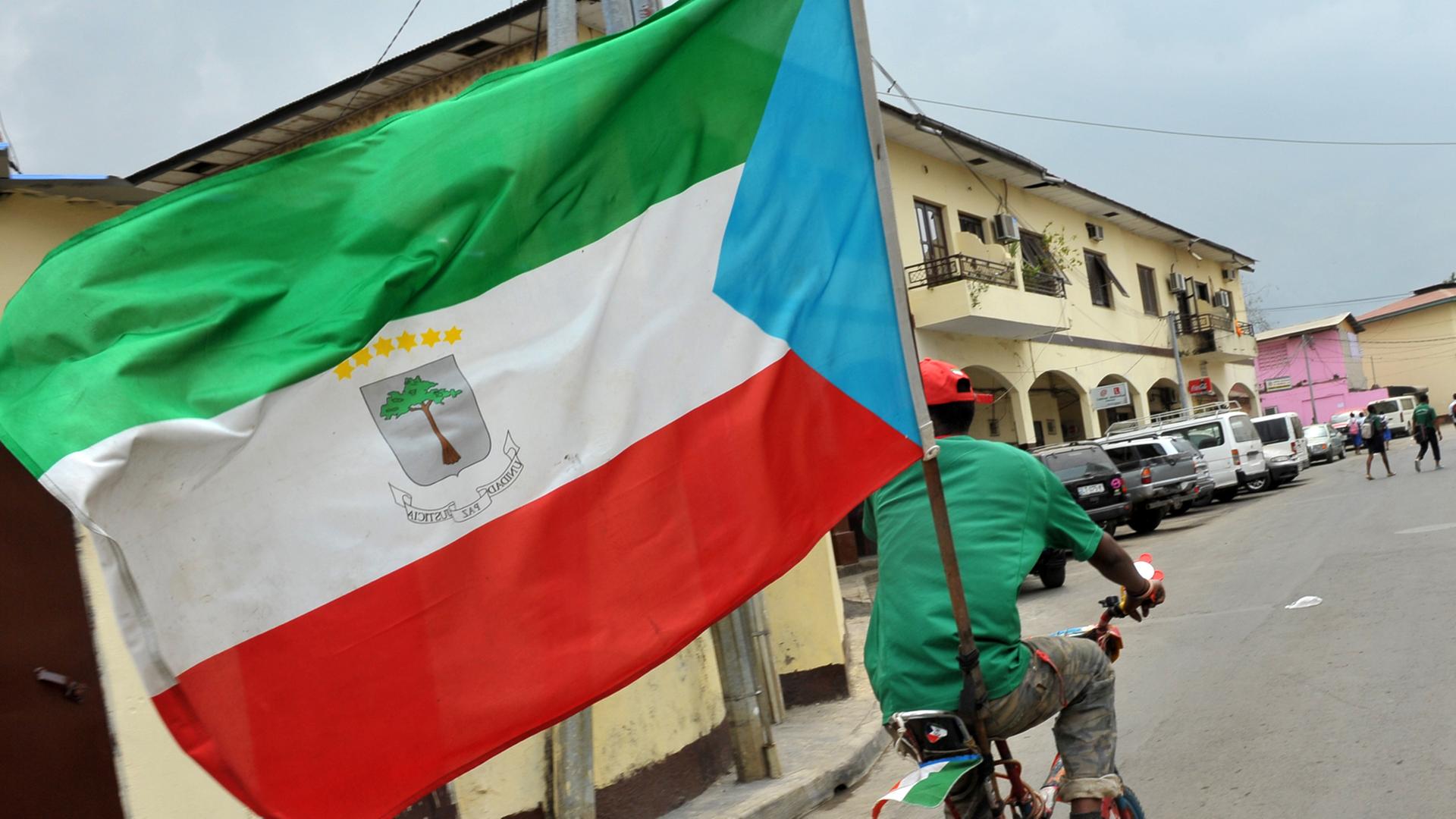 Ein Fan von Äquatorialguinea in den Straßen von Malabo. Ein Fan von Äquatorialguinea in den Straßen von Malabo.