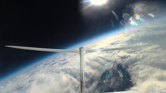 Blick über das Heckleitwerk von Perlan II in die Stratosphäre