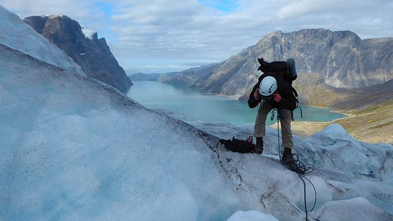 Jacob Kirkegaard bei Tonaufnahmen auf einem Gletscher in Grönland. Jacob Kirkegaard bei Tonaufnahmen auf einem Gletscher in Grönland.