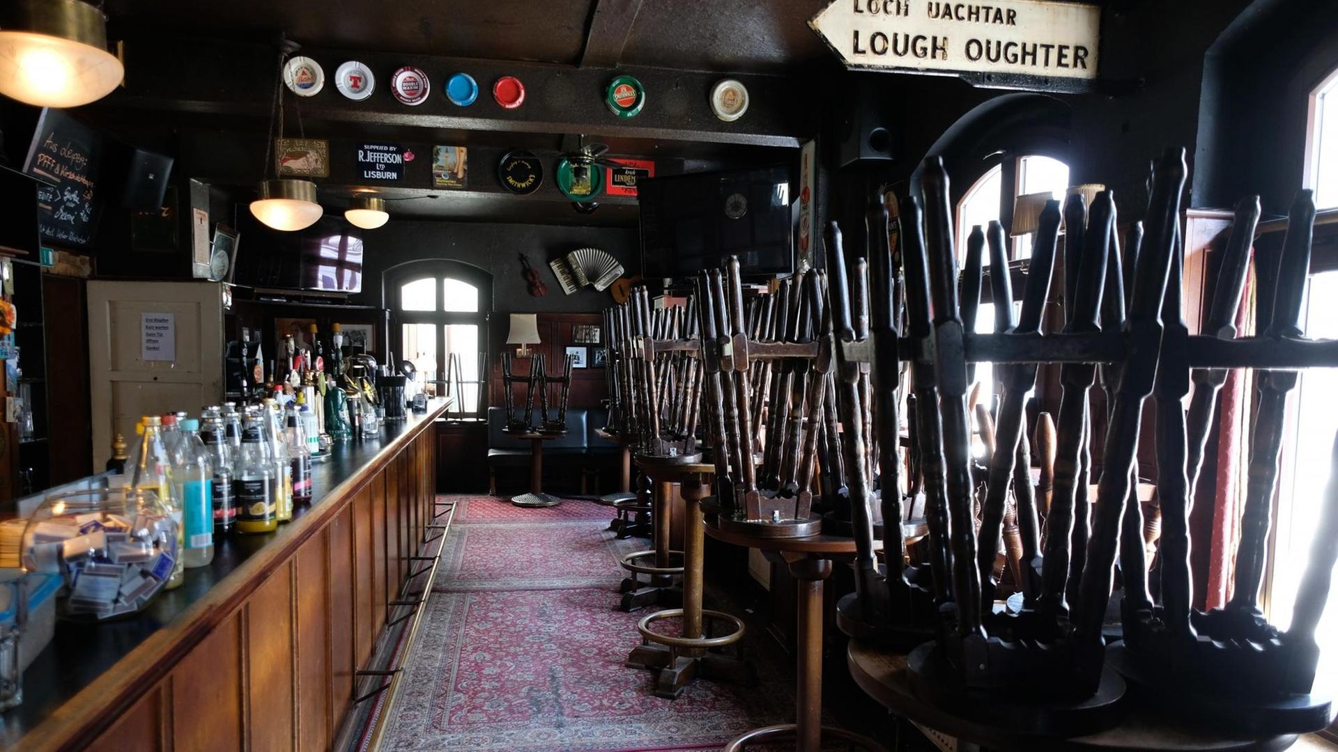 Stühle stehen in einem Leipziger Irish Pub auf den Tischen. Stühle stehen in einem Leipziger Irish Pub auf den Tischen.